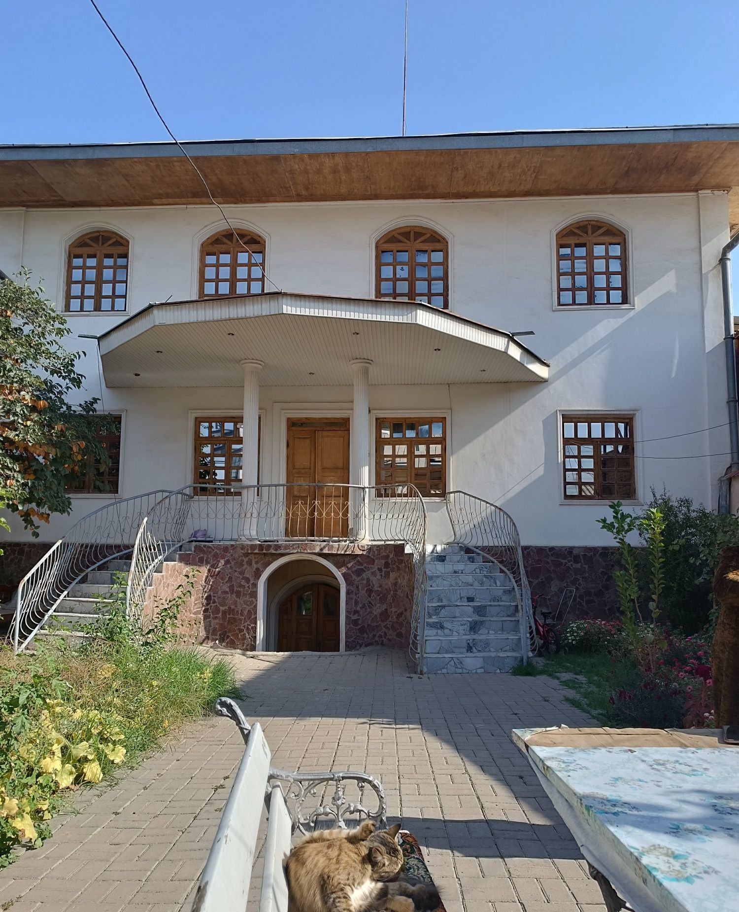 Sotiladi 8 xonali hovli, 300 m² · Yashnobod — surat 1