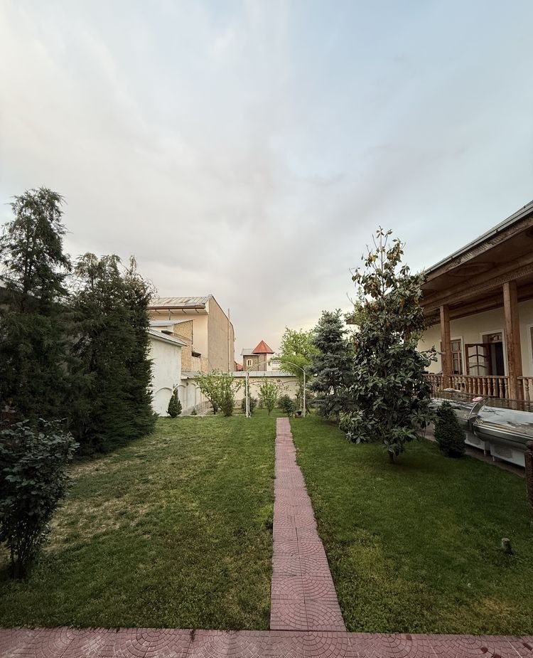 Sotiladi 10 xonali hovli, 1 m² · Mirzo Ulug‘bek — surat 1