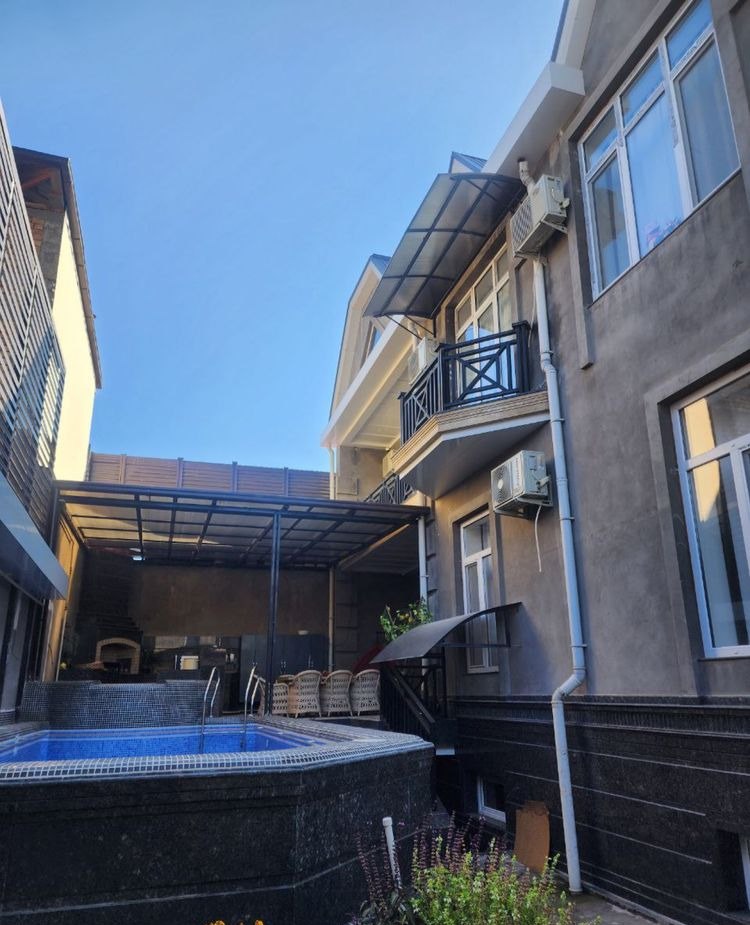 Sotiladi 8 xonali hovli, 750 m² · Mirzo Ulug‘bek — surat 1