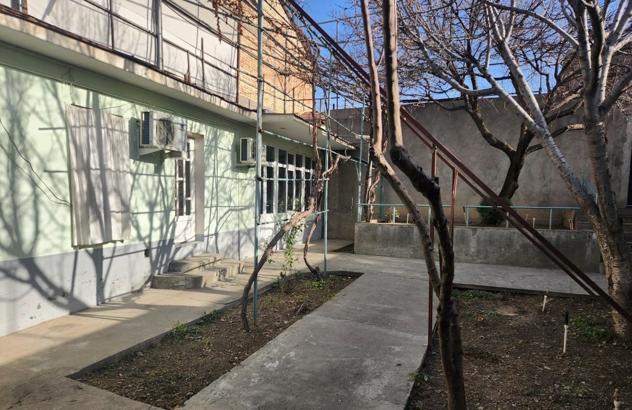For sale 8-room house, 6 m² · Shaykhantakhur — photo 1