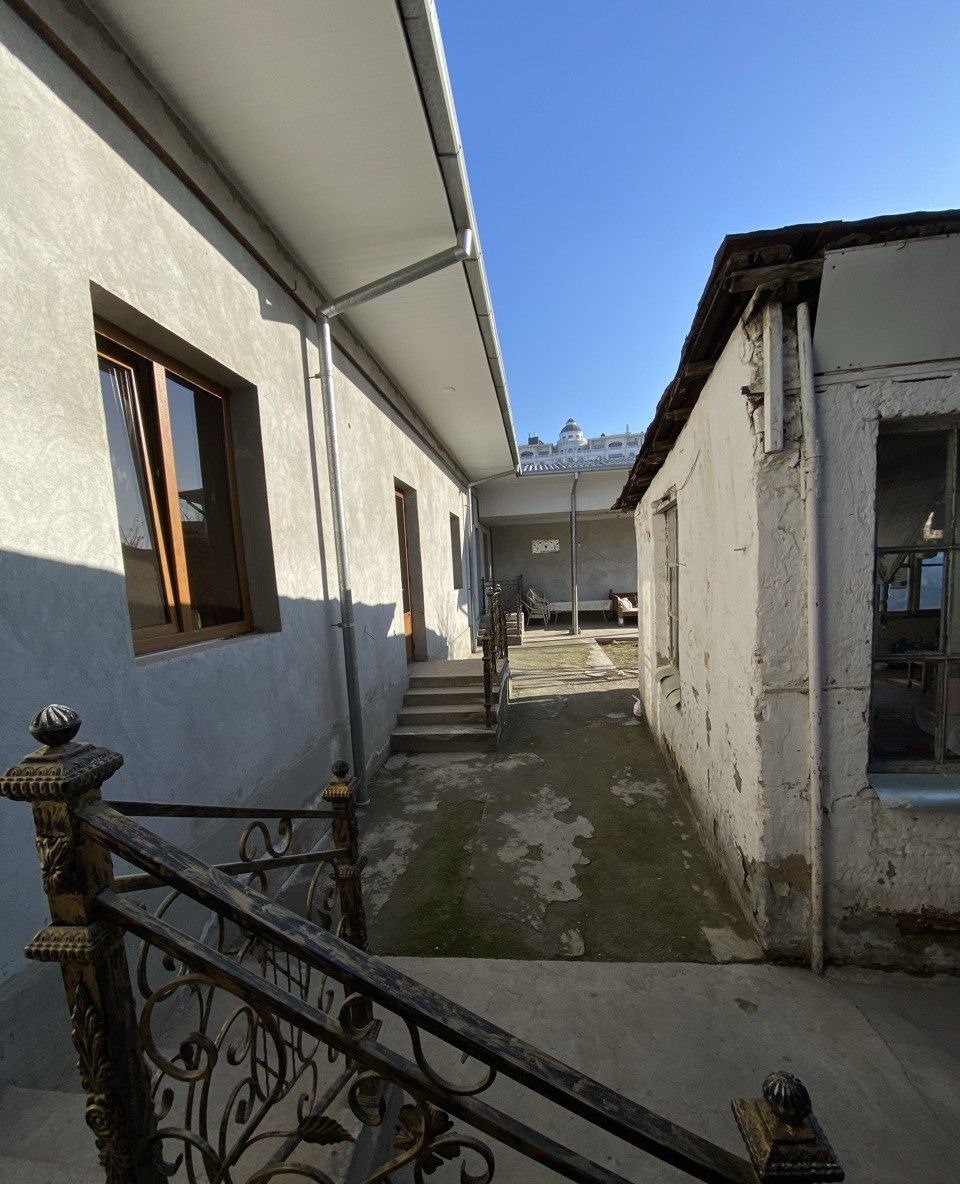 Sotiladi 7 xonali hovli, 4 m² · Yakkasaroy — surat 2