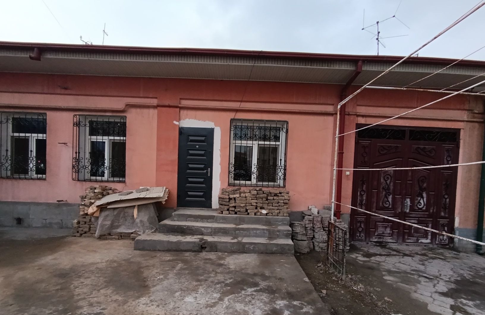 Sotiladi 10 xonali hovli, 250 m² · Yashnobod — surat 1