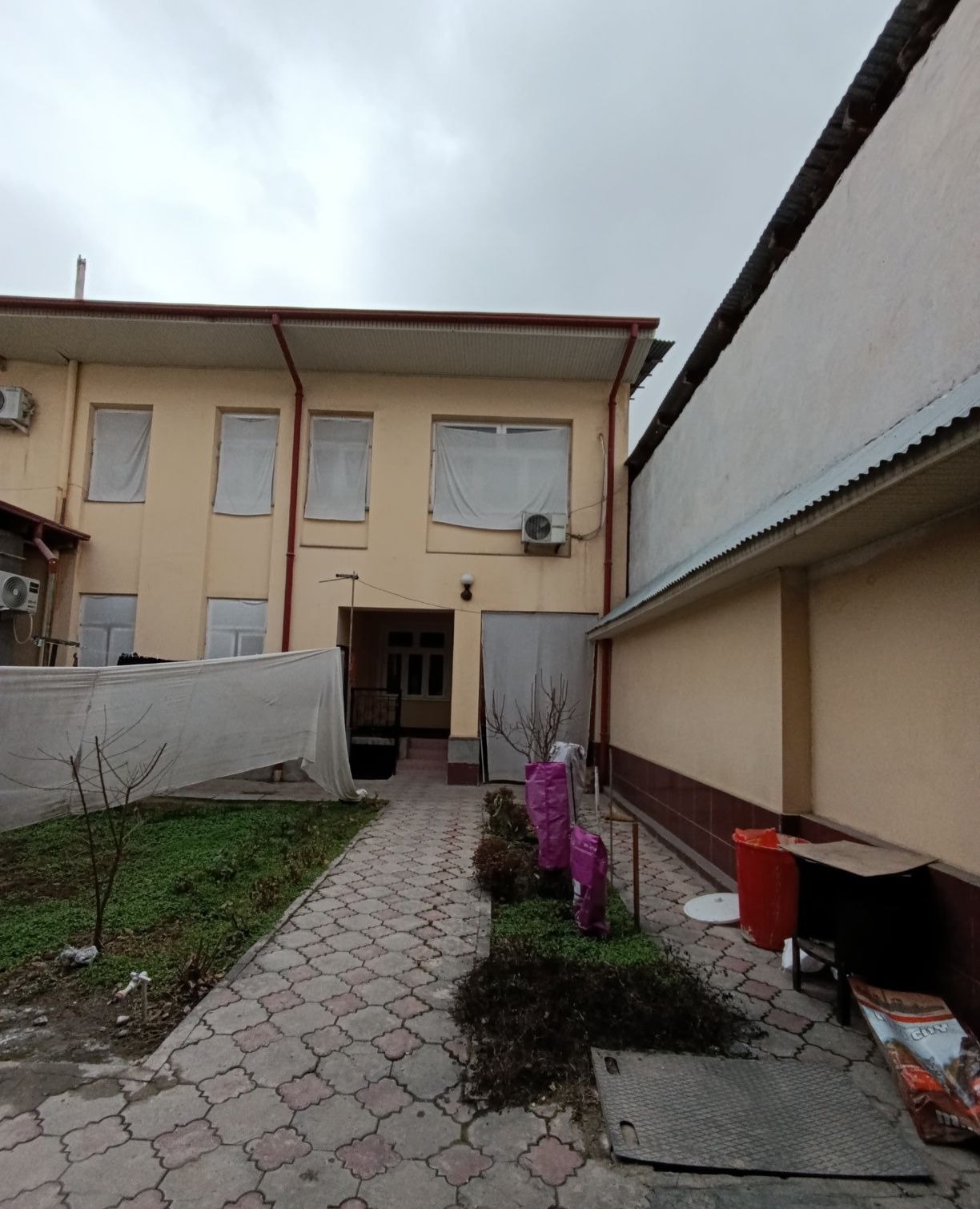 Sotiladi 10 xonali hovli, 250 m² · Yashnobod — surat 2