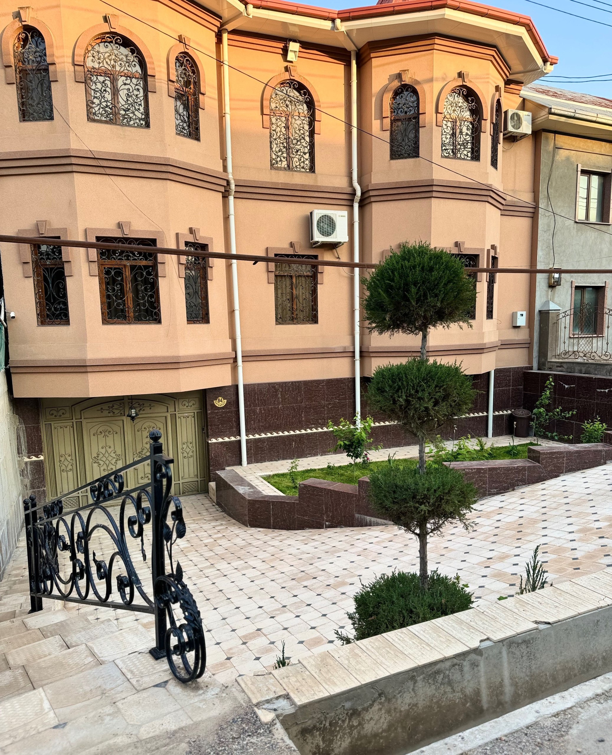 Sotiladi 8 xonali hovli · Mirzo Ulug‘bek — surat 2