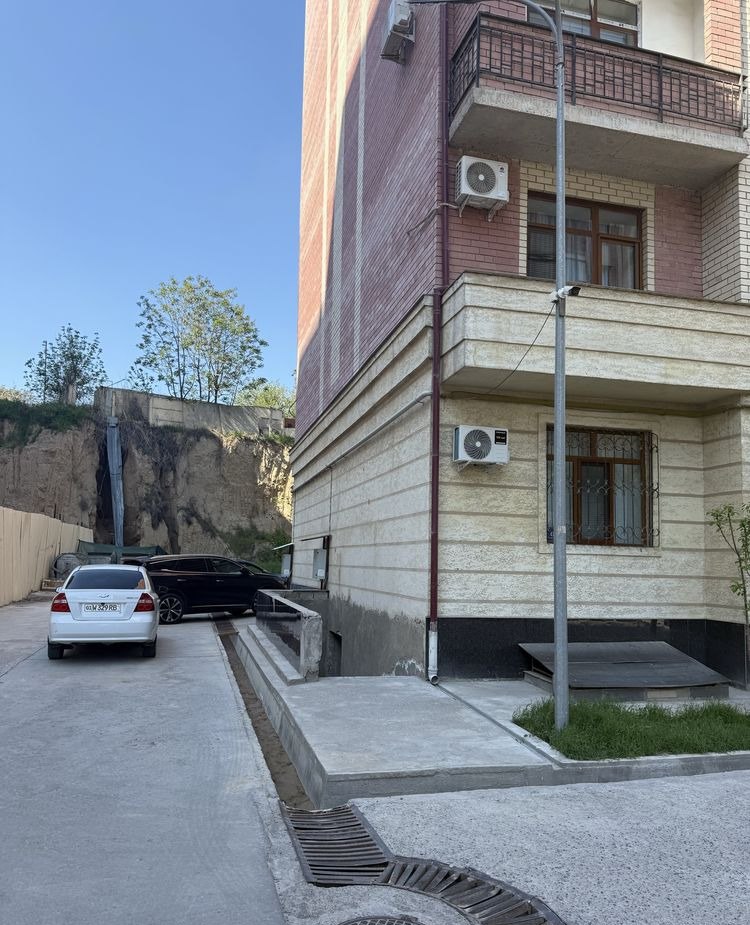 For sale commercial space, 239 m² · Yashnabad — photo 1