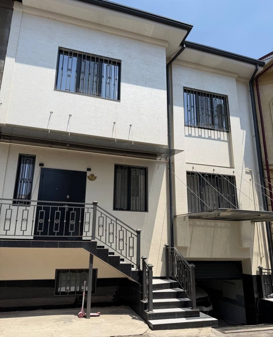 Sotiladi 4 xonali hovli, 240 m² · Mirzo Ulug‘bek — surat 1